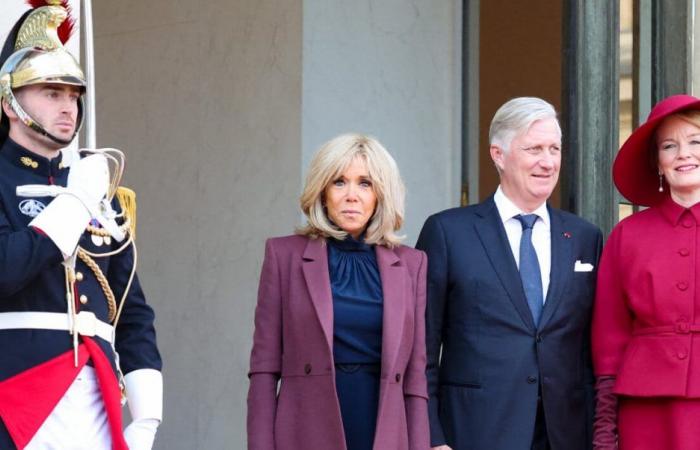 Brigitte Macron recibe a una reina y combina sutilmente su atuendo con el de la soberana