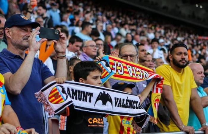 Dos aficionados del Valencia CF abandonan Singapur con una ‘severa advertencia’ tras criticar al dueño del club