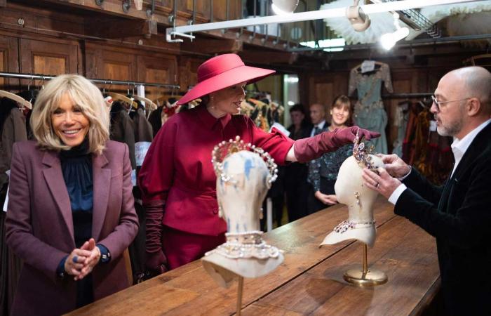 La reina Mathilde y Brigitte Macron en la Ópera Garnier