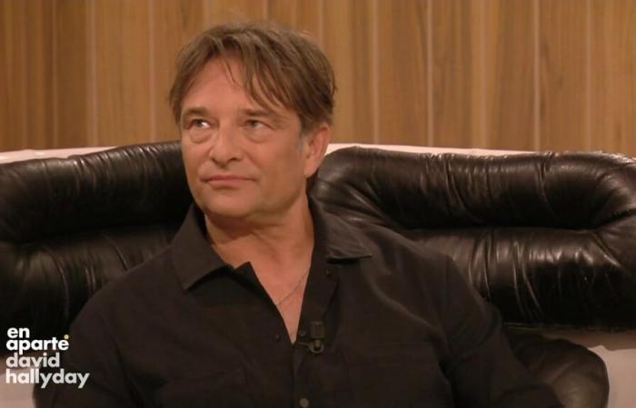 David Hallyday posa un pegamento en En apa…