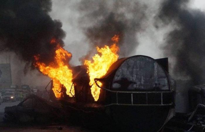 La explosión de un camión cisterna mata a casi 100 personas