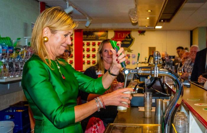 La reina Máxima sirve cervezas y toca Rummikub en un pueblo