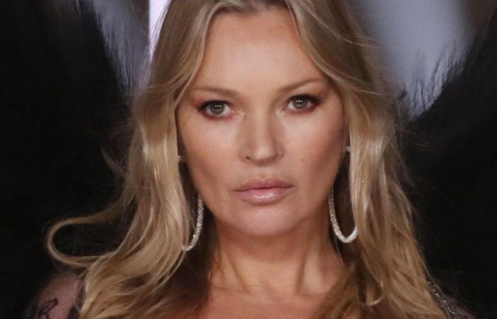 Kate Moss ultra sensual con un camisón transparente sobre un body calado durante el desfile de Victoria’s Secret