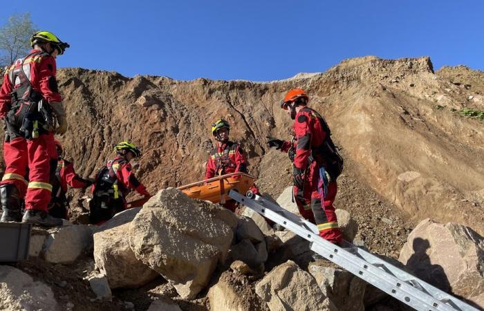 Jóvenes bomberos puestos a prueba en un simulacro de terremoto a tamaño real