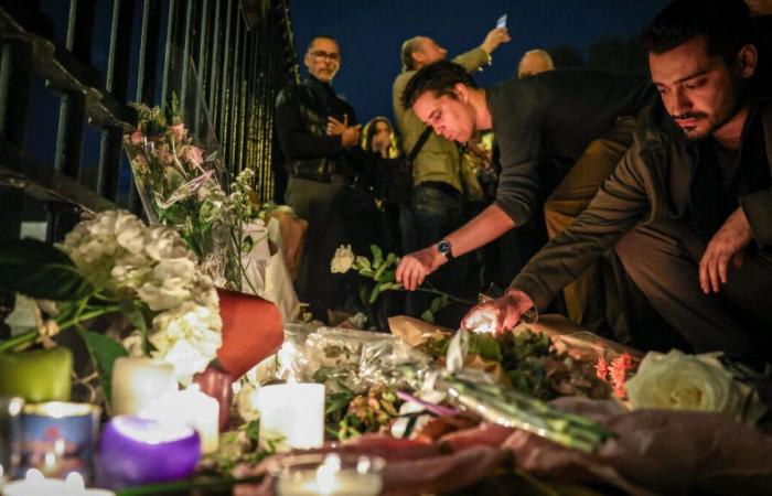 Ciclista aplastado en París: unas 800 personas en la Place de la Madeleine para rendir homenaje a Paul