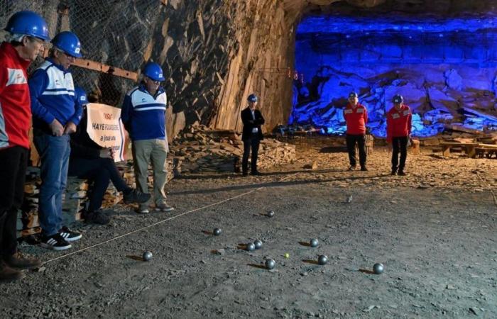 Los jugadores de petanca de Loira Atlántico juegan a la petanca a 126 metros bajo tierra.