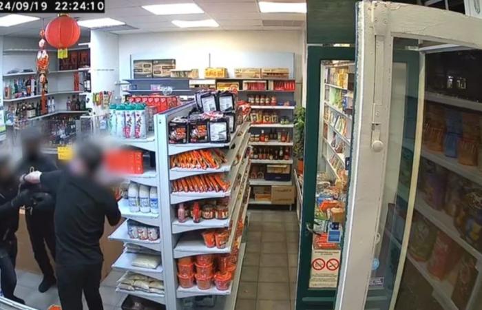 agredió violentamente al gerente de una tienda de conveniencia por 150 euros