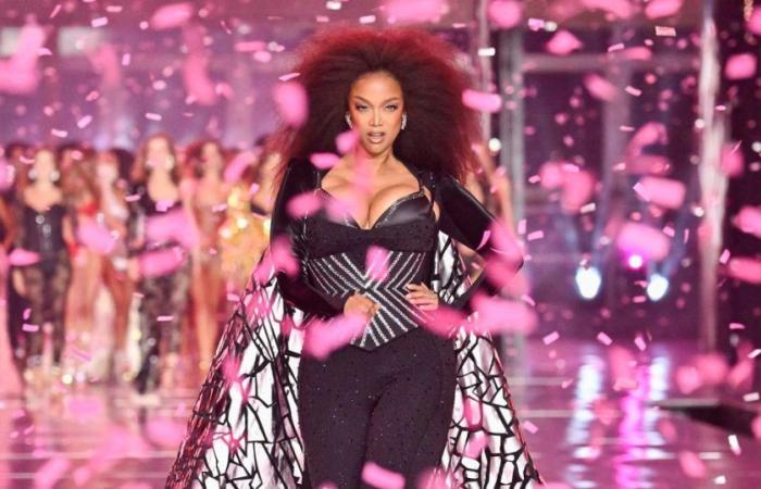 Tyra Banks regresa a la pasarela para cerrar el desfile de Victoria’s Secret 2024