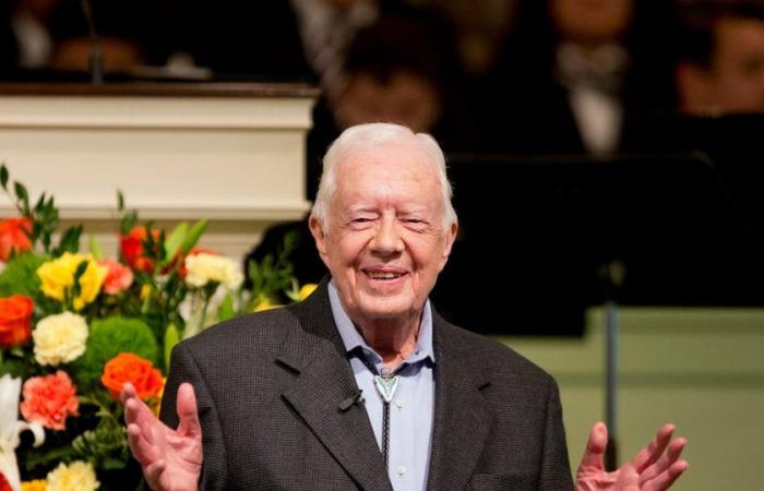 El expresidente Jimmy Carter, de 100 años, cumple el deseo y vota por Kamala Harris