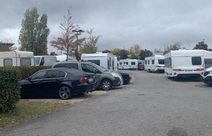 Viajeros se instalan ilegalmente en un estacionamiento de esta ciudad