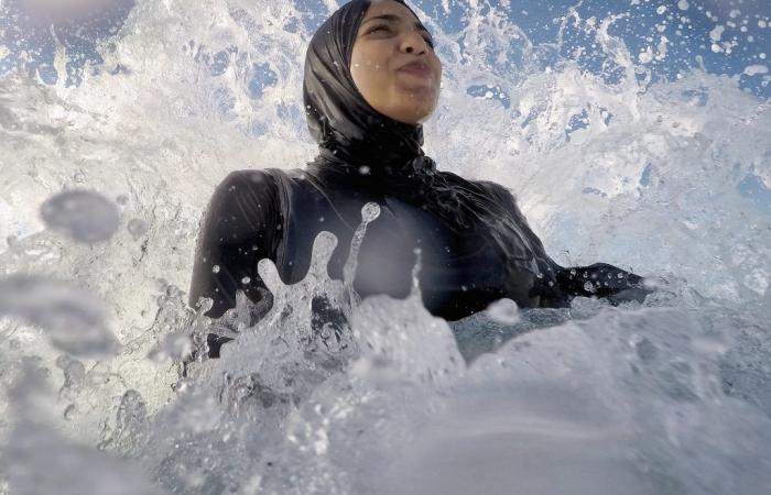 Una piscina abierta clandestinamente para mujeres en burkinis.