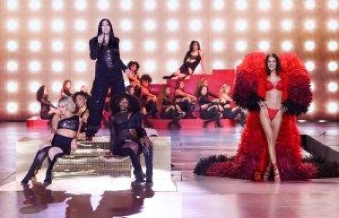 El look heavy metal de Lisa y otros artistas en el desfile de Victoria’s Secret