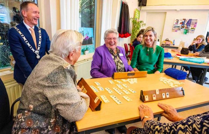 La reina Máxima sirve cervezas y toca Rummikub en un pueblo