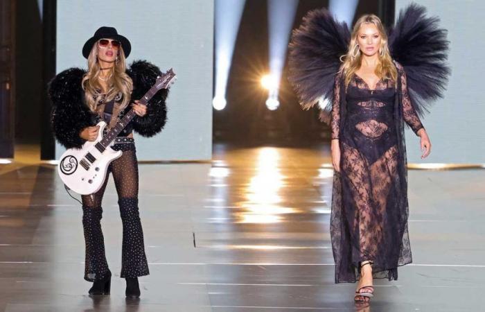 Mira a Orianthi acompañar a Kate Moss por la pasarela en el desfile de modas de Victoria’s Secret