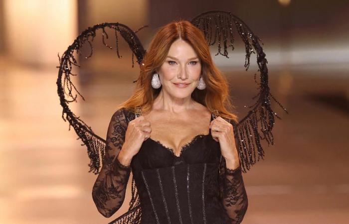 Carla Bruni desfila para Victoria’s Secret, la primera a sus 56 años