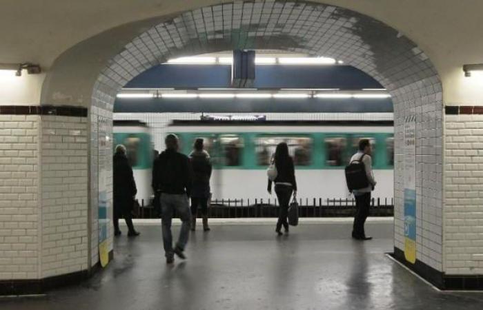 Denuncia presentada tras el rechazo de una campaña de carteles de apoyo a los rehenes de Hamás en el metro