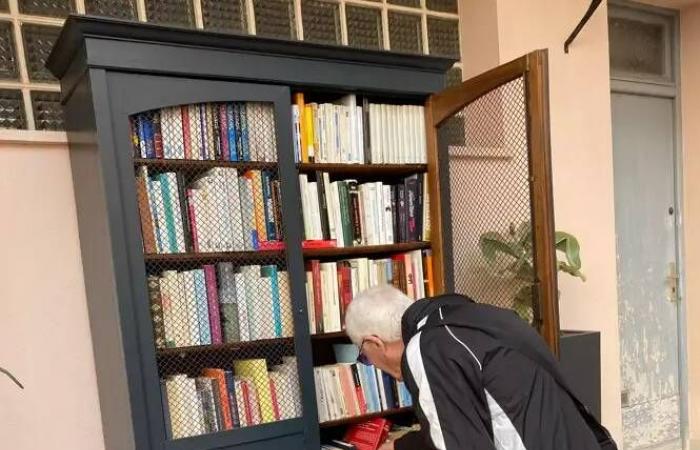 La bella historia de la caja de libros instalada en su residencia por los vecinos de Niza