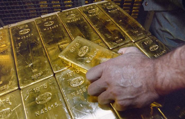 El oro bate un nuevo récord al superar los 2.700 dólares