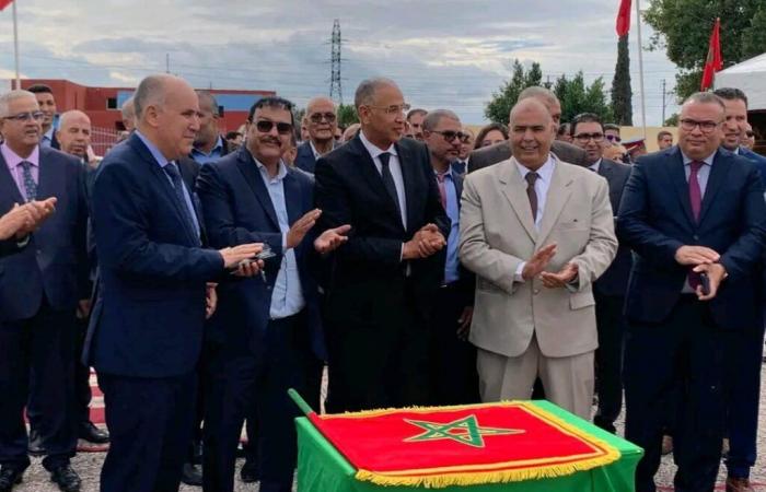 Un trabajador de la provincia de Al-Hajib inicia las obras de construcción del gran estadio de la ciudad