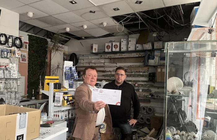 Un cheque entregado al gerente de la compañía eléctrica destruida por un incendio.