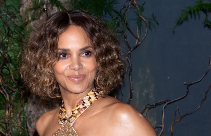 Halle Berry levanta el velo en su debut como modelo y no te hace soñar