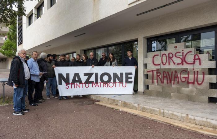 Activistas independentistas Nazione tapian la entrada a France Travail en Bastia