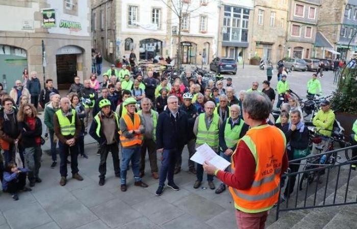 Ciclista asesinado en París: con emoción rinden homenaje a Paul Varry en Côtes-d’Armor