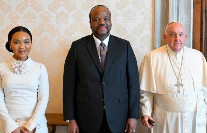 El rey Mswati III presenta a su decimosexta esposa al Papa Francisco, que aprovecha su privilegio de ser blanco