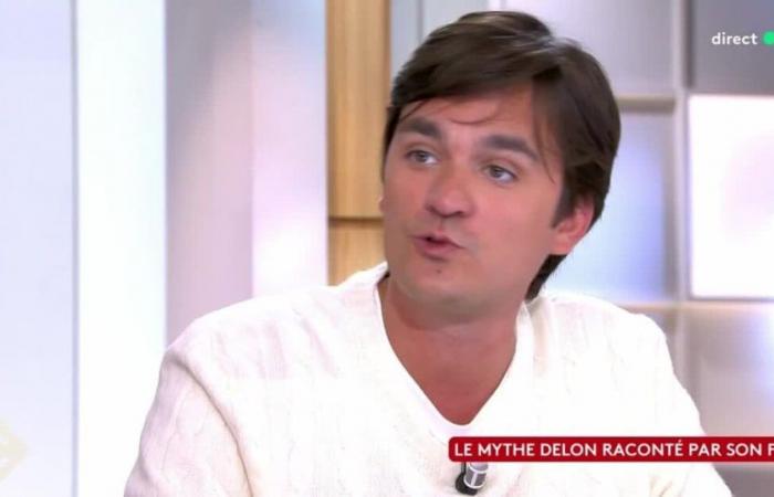 “Pasaba mucho tiempo delante de…”: Alain-Fabien Delon relata la actividad favorita de su padre Alain Delon el año anterior a su desaparición