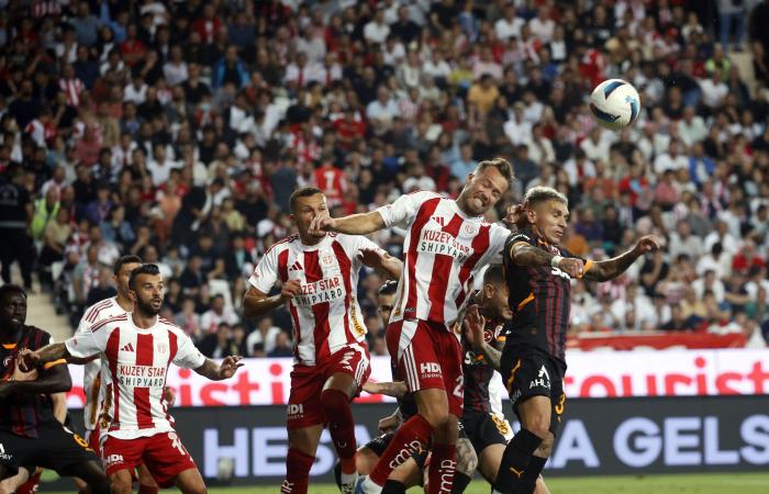 Galatasaray ganó de manera diferente fuera de Antalyaspor y batió el récord de la Superliga