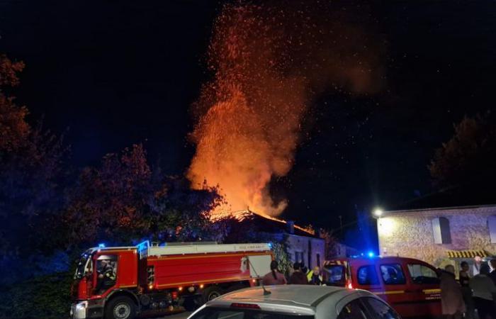 Un violento incendio arrasa una vivienda en Astaffort