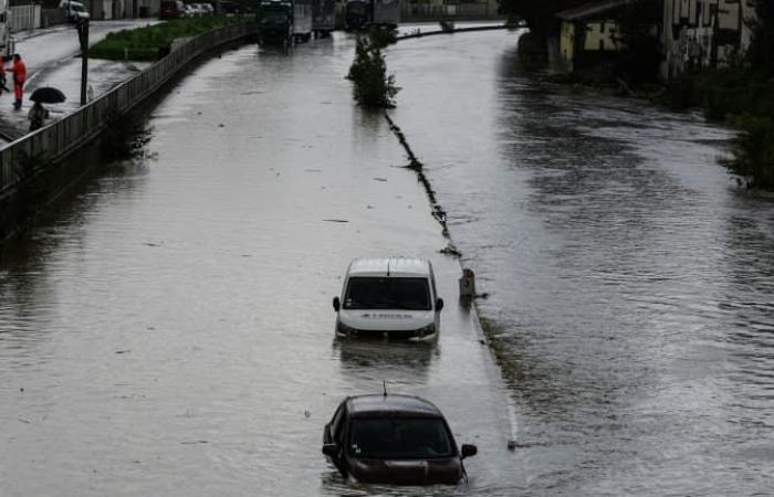 Dos trabajadores municipales salvan a un niño de ahogarse en las inundaciones