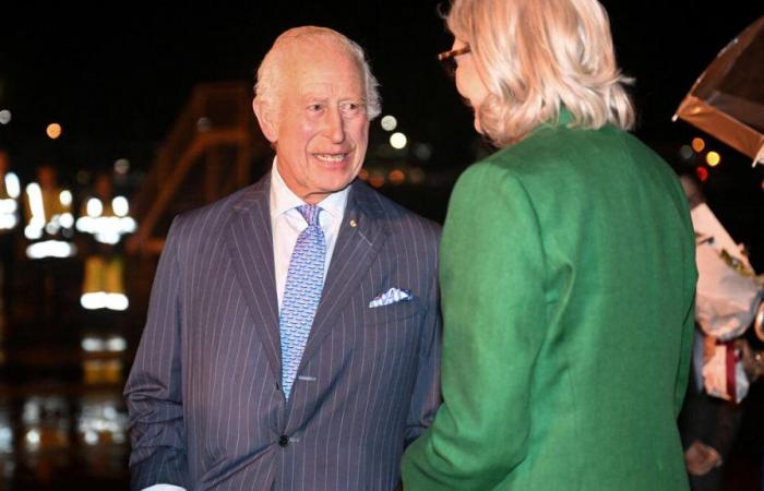 El rey Carlos III de Inglaterra recibe honores militares durante su visita a Australia