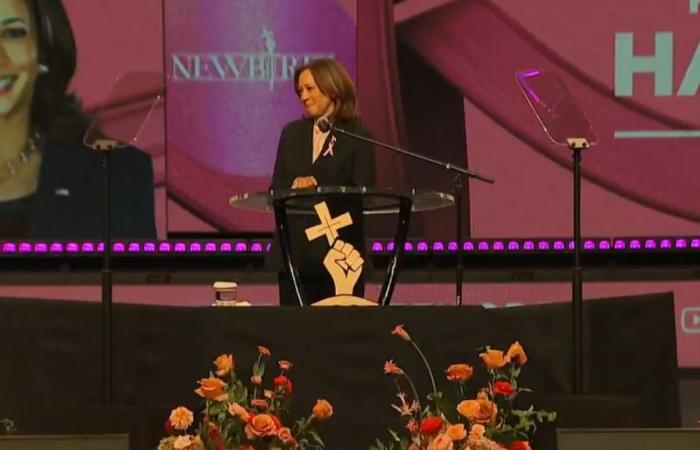 Kamala Harris celebra su cumpleaños número 60 en la iglesia, un coro le canta “feliz cumpleaños”