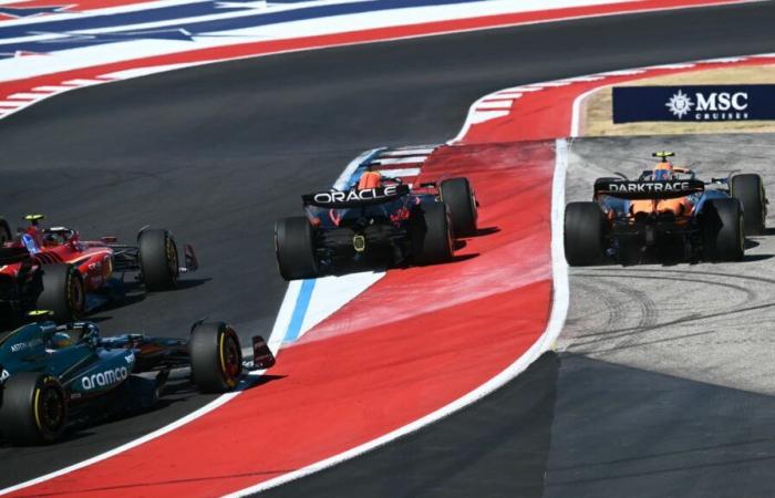 Después de un comienzo loco, Leclerc amplía la brecha con Verstappen