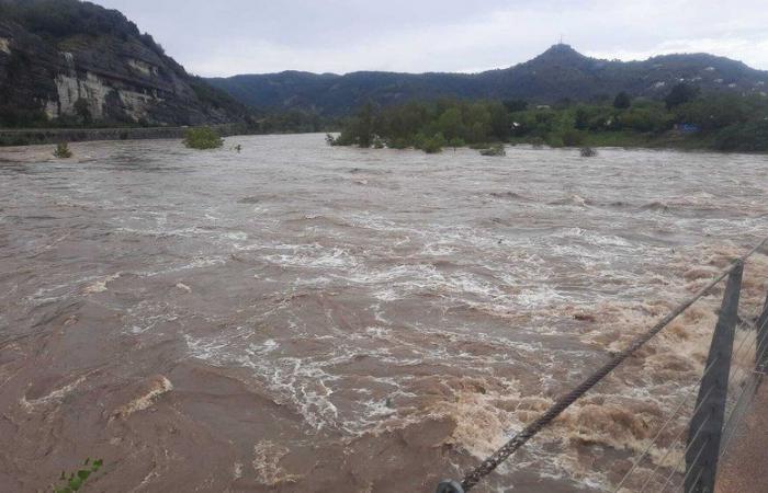 Se forma un agujero en la carretera tras las inundaciones en Ardèche: una mujer se acerca, cae y se suicida