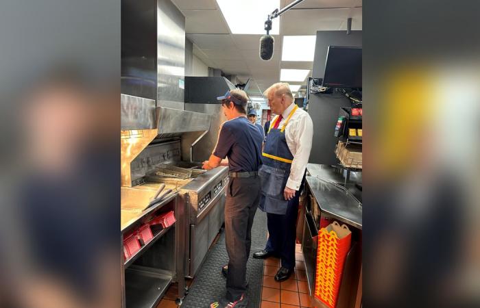 Trump prepara patatas fritas en el McDonald’s de Pensilvania: ‘He trabajado 15 minutos más que Kamala’