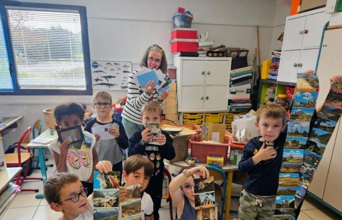 Un centenar de postales de todo el mundo llegan cada día a esta pequeña escuela bretona