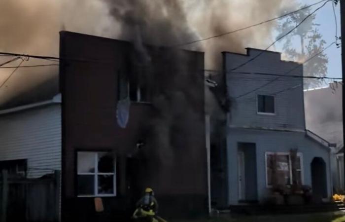 “Un héroe”: un padre corre hacia su casa en llamas para salvar a sus 2 hijos