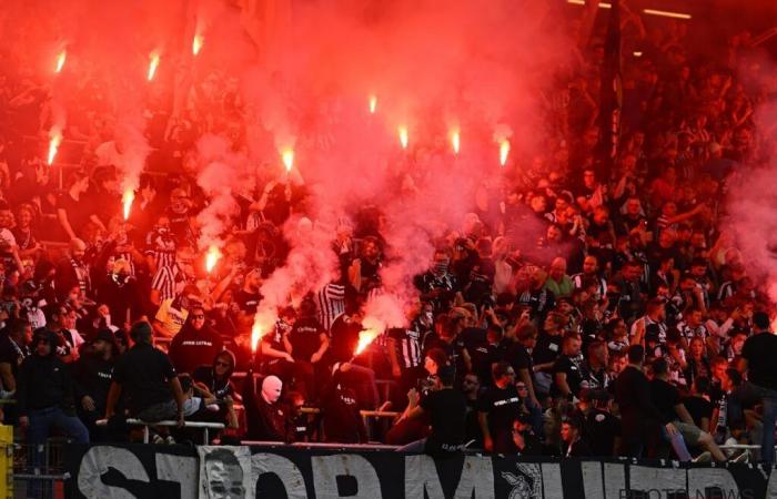 ¡Los aficionados del Charleroi interrumpen la previa del partido valón lanzando bombas de humo al terreno de juego! – Todo el fútbol