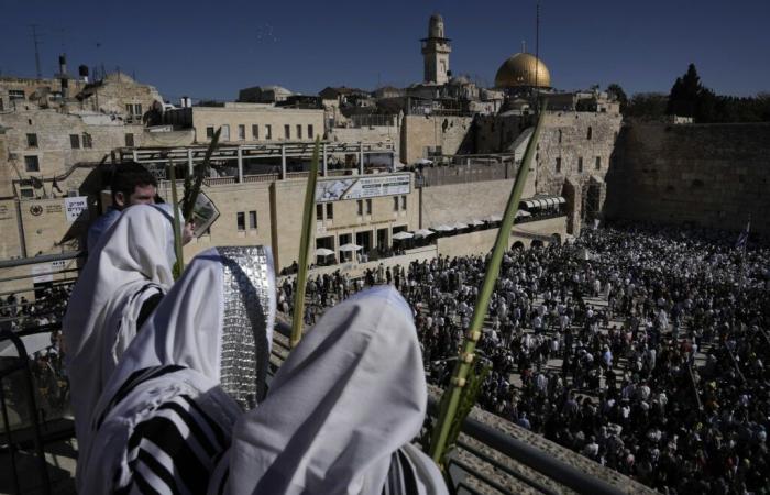 Birkat Kohanim: familiares de rehenes entre las miles de personas reunidas en el Kotel