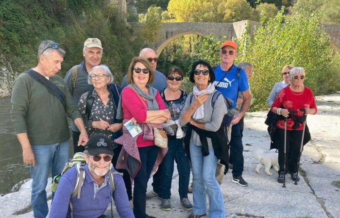 Excursionistas rústicos de paseo por Lozère