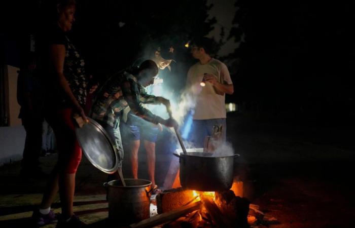 Otra noche sin electricidad en Cuba, donde se acerca el huracán Óscar