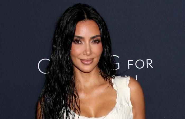 Kim Kardashian se atreve a lucir un sencillo body en la alfombra roja, presume sus piernas y un escote listo para desbordar