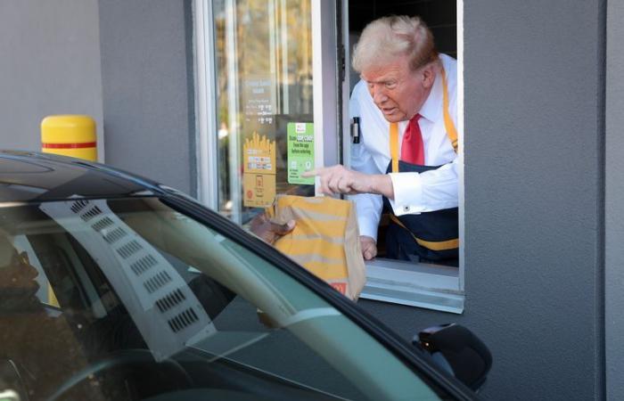 Para atacar a Kamala Harris, Donald Trump se presenta en un McDonald’s