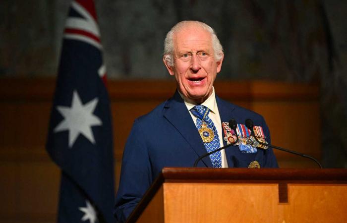 El rey Carlos III amenazado e insultado por un senador australiano evacuado por la fuerza del parlamento en Canberra