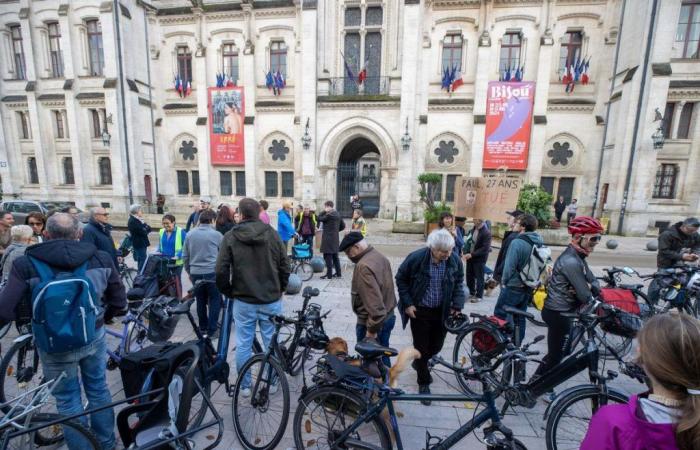 Video. “Me aprietan, me gritan, me insultan”: el grito enojado de los ciclistas de Charente, en homenaje a Paul Varry