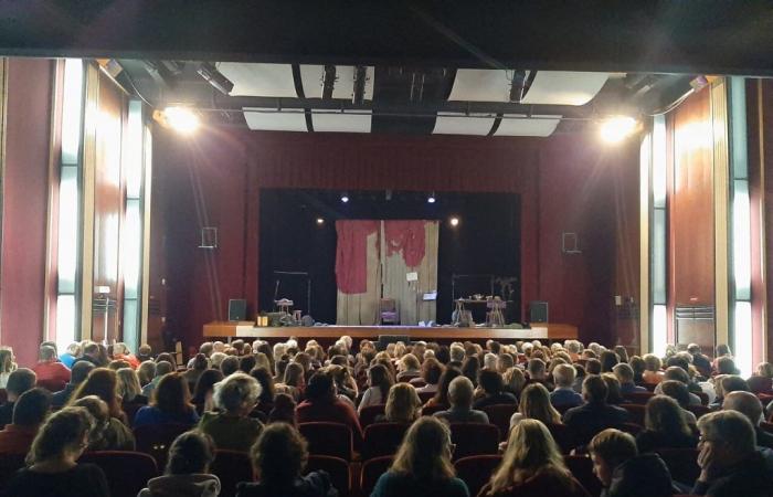 Paul Belmondo, Bernard Mabille y Philippe Chevallier en el escenario del cajón Val-André