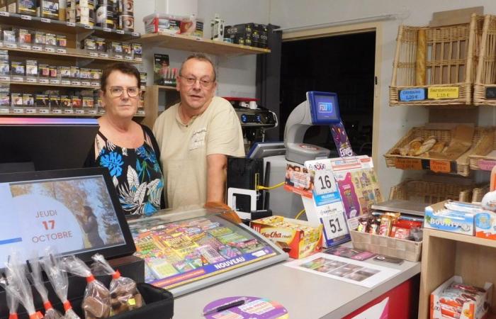 Se apoderan de la tienda de comestibles del pueblo… Uno de sus clientes gana 20.000 euros en la lotería