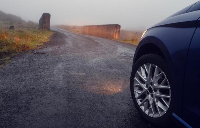 el sol ahuyenta la niebla durante el día